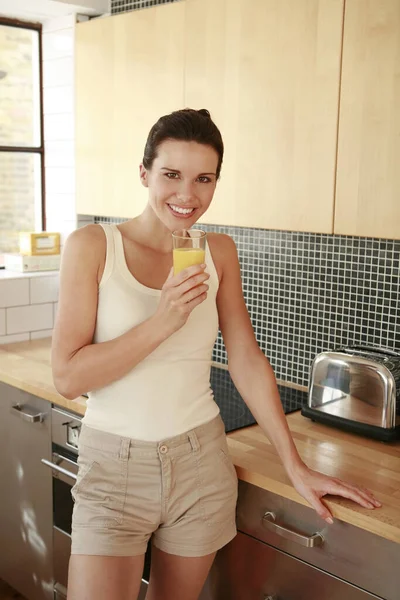 Mujer Sosteniendo Vaso Jugo Naranja —  Fotos de Stock