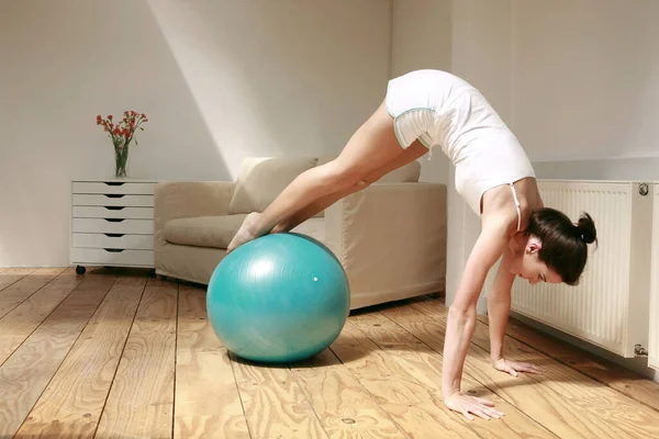 Mulher Exercitando Com Bola Fitness — Fotografia de Stock