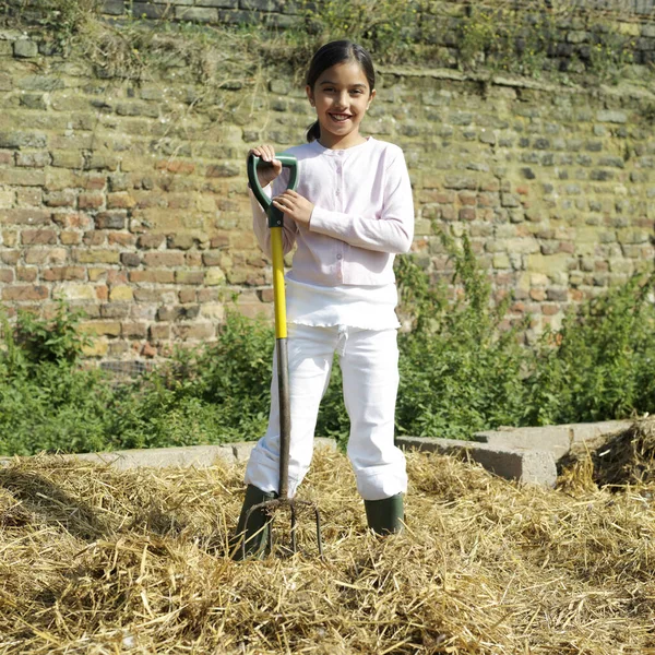 Menina Com Botas Borracha Segurando Forquilha — Fotografia de Stock