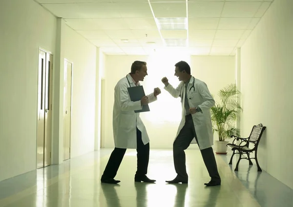 Médicos Lutando Brincando Salão — Fotografia de Stock