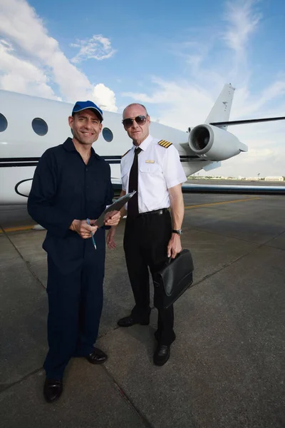 Uçak Mühendisi Pilot Panodaki Belgeye Bakıyor — Stok fotoğraf