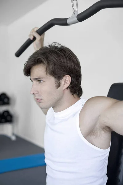 Mannen Som Trener Gymsalen – stockfoto
