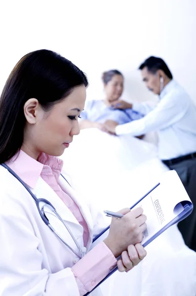 Médico Examinando Paciente Uma Enfermaria — Fotografia de Stock