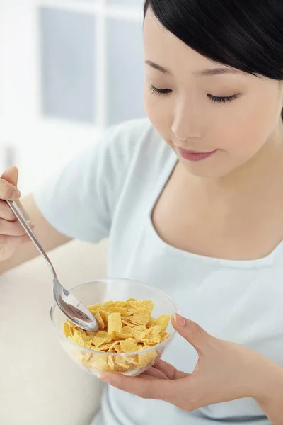 Vrouw Genietend Van Een Kom Ontbijtgranen — Stockfoto