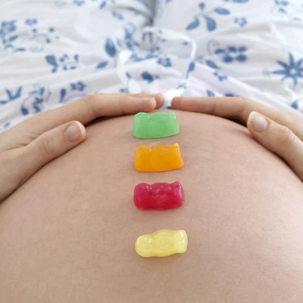 Gummibärchen Auf Dem Bauch Einer Schwangeren — Stockfoto