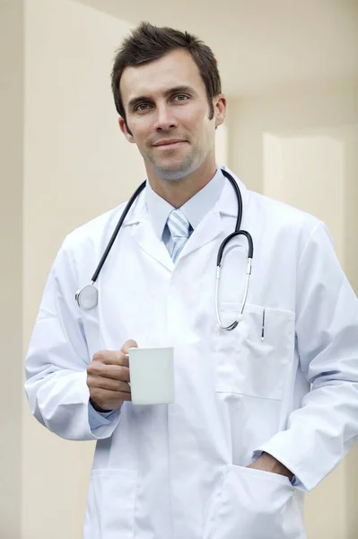 Médico Masculino Com Uma Xícara Café — Fotografia de Stock