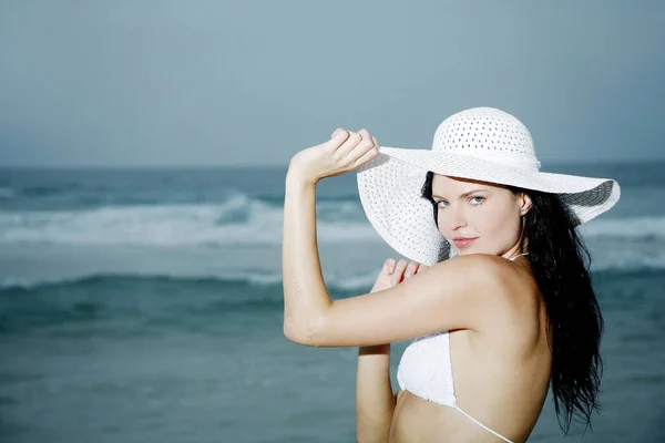 Frau Bikini Und Hut Posiert Für Die Kamera — Stockfoto