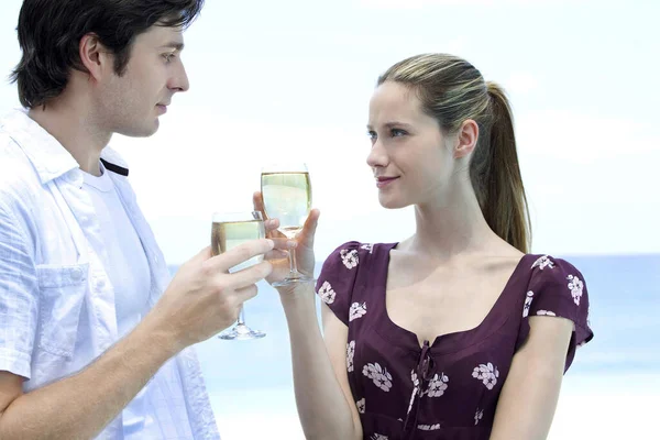 シャンパンを飲む男と女 — ストック写真