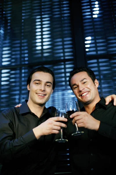 Deux Hommes Tenant Des Verres Dans Restaurant — Photo