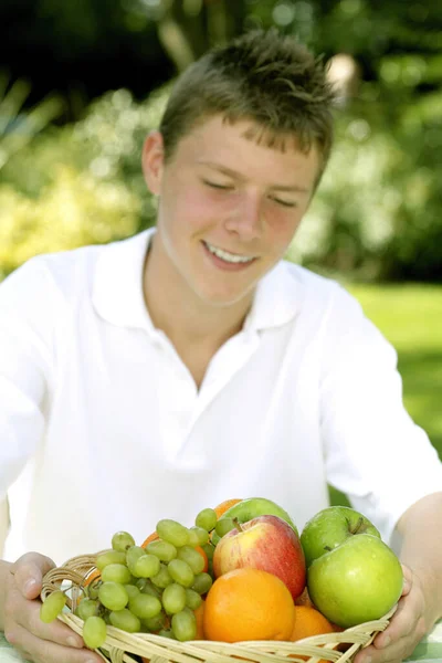 Adolescente Sosteniendo Una Cesta Frutas —  Fotos de Stock