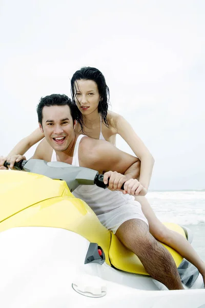 Casal Equitação Jet Ski — Fotografia de Stock