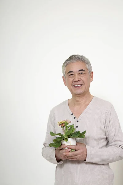 Senior Man Som Håller Krukväxter — Stockfoto