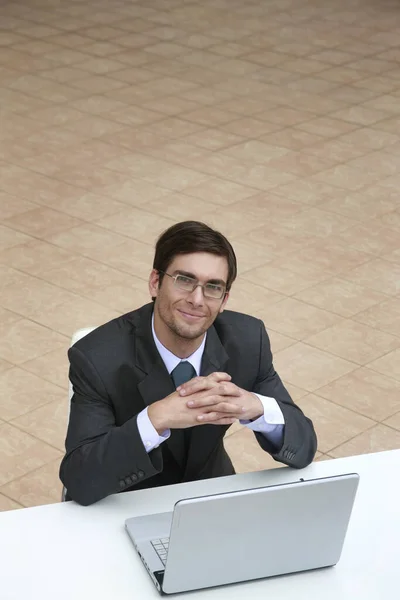 Empresário Sorrindo Para Câmera Enquanto Usa Laptop — Fotografia de Stock