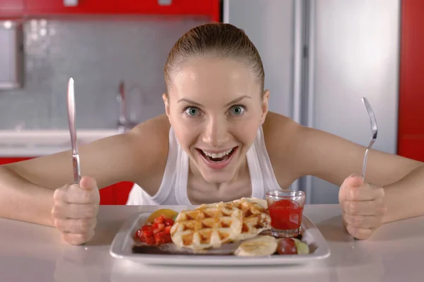 Mulher Posando Lado Pilhas Waffle Levemente Manteiga Com Morangos Frescos — Fotografia de Stock