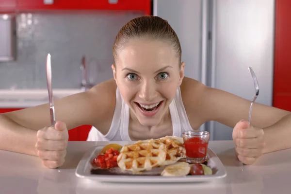 Mujer Posando Junto Montones Gofres Ligeramente Mantecados Con Fresas Frescas — Foto de Stock