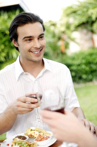 Hombre Proponiendo Brindis — Foto de Stock