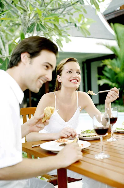 Couple Having Outdoor Meal Together — Stock Photo, Image