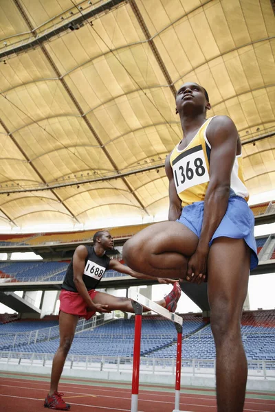 Hombres Estirándose Pista Atletismo — Foto de Stock