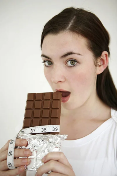 Mujer Con Una Barra Chocolate —  Fotos de Stock