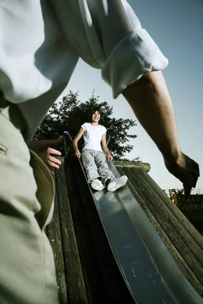 Adolescente Deslizando Para Baixo Slide Com Seu Pai Esperando Parte — Fotografia de Stock