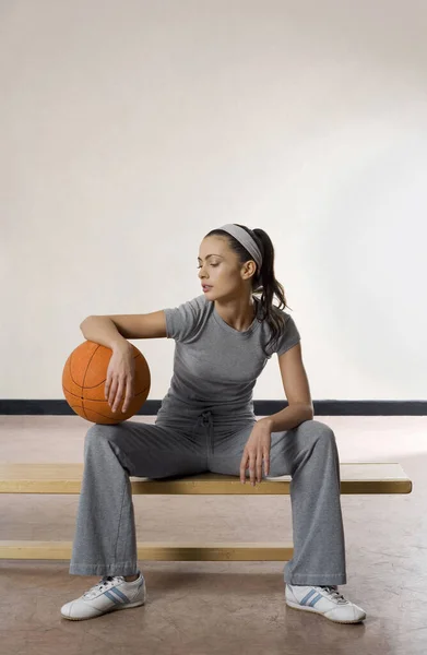 Mujer Sentada Banco Con Una Pelota Baloncesto — Foto de Stock