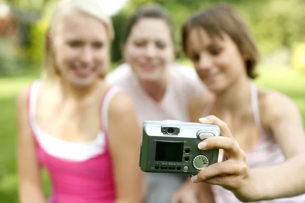 Teenage Girls Taking Photo Together — Stock fotografie
