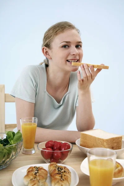 Mujer Joven Desayunando Cocina — Foto de Stock