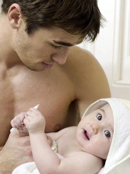 Pai Limpando Bebê Seco Menina — Fotografia de Stock