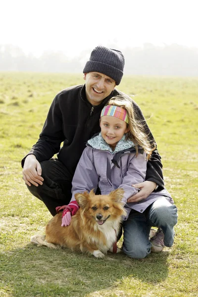 Familjen Spenderar Helgen Parken — Stockfoto