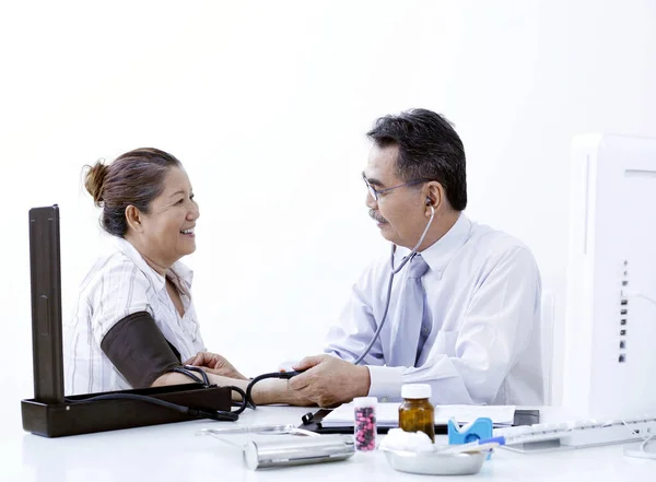 Médico Fazendo Medição Pressão Arterial — Fotografia de Stock