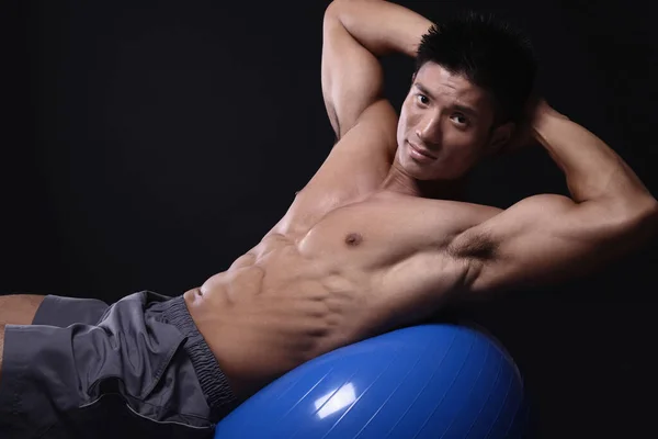 Hombre Haciendo Abdominales Pelota Fitness — Foto de Stock