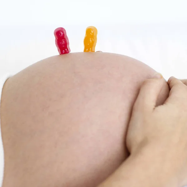 Gummibärchen Auf Dem Bauch Einer Schwangeren — Stockfoto