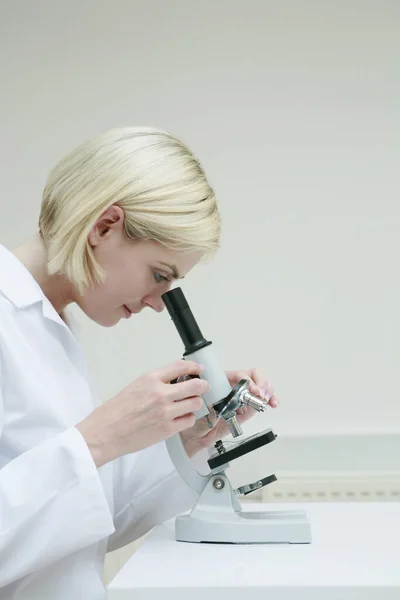 Kvinna Med Mikroskop Sjukvård Och Medicin — Stockfoto