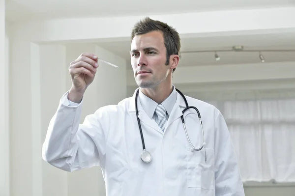 Médico Masculino Olhando Para Termômetro — Fotografia de Stock