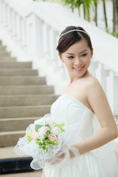 Mariée Avec Bouquet Debout Sur Escalier — Photo