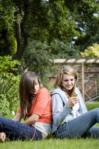 Meninas Ouvindo Música Leitor Mp3 Portátil — Fotografia de Stock