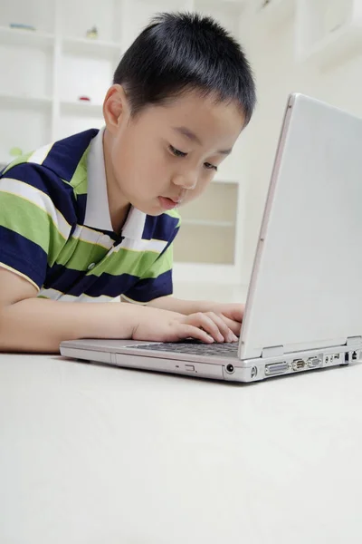Jongen Liggend Naar Voren Vloer Met Behulp Van Laptop — Stockfoto