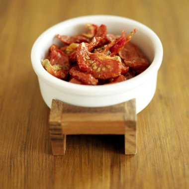 Küçük bir kase kurutulmuş domates.