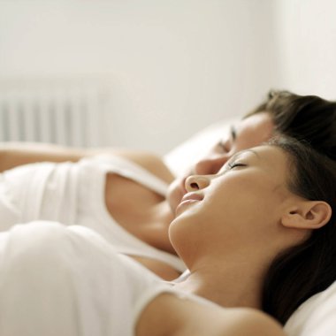 Yatakta rahat uyuyan çift.