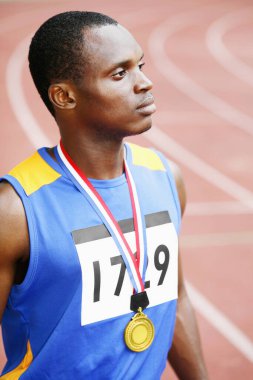 Altın madalya takan adam.