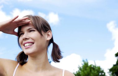 Kadın elleriyle gözlerini koruyor.