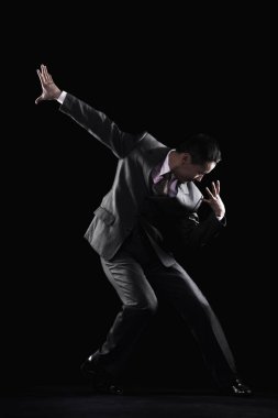 Kameraya poz veren iş adamı.