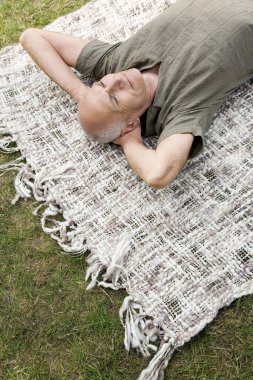 Yaşlı adam parkta dinleniyor.