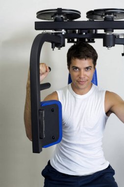 Spor aletleri kullanan adam.