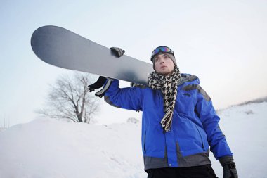 Yokuşta snowboard yapan kendine güvenen bir adam.