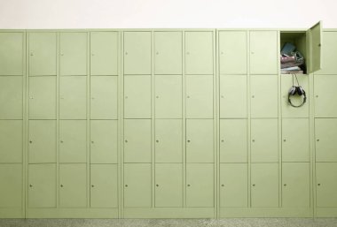 Kulaklıklar dolaptan sarkıyor.