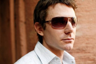 Güneş gözlüklü adam çok güzel.