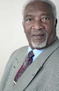 İş adamı kameraya bakıyor.