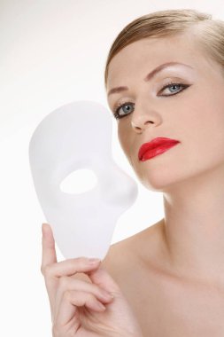 Beyaz maskeli kadın