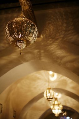 Tavanda ışıklar var.